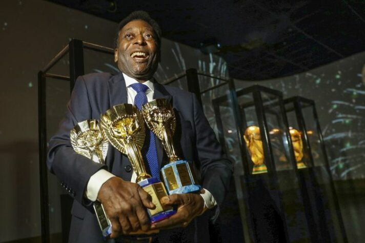 TÍTULOS: Pelé é o terceiro jogador com mais títulos na carreira, com 37 taças conquistadas, atrás somente de Daniel Alves e Messi, com 42 e 41 troféus, respectivamente. Veja a seguir todos os títulos conquistados pelo Rei. 