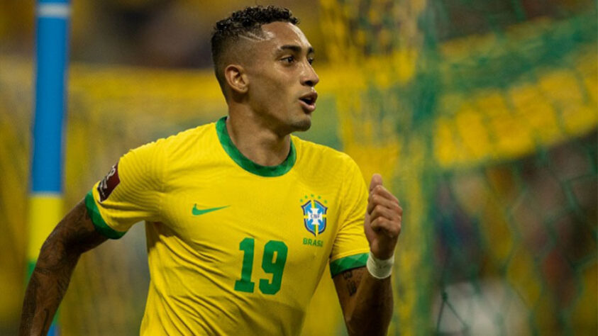 Principal jogador do Leeds United e titular da Seleção Brasileira nas últimas partidas das Eliminatórias, Raphinha chamou atenção de gigantes europeus. De acordo com a TNT Sports, o ponta pode ser negociado com o Bayern de Munique por 50 milhões de euros (R$ 321,27 milhões).