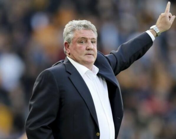 ESQUENTOU - Cogitado para deixar o comando do Newcastle, é esperado que Steve Bruce receba a sua multa rescisória e assim deixe o clube inglês, conforme o Daily Telegraph.