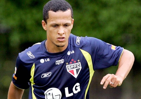 Souza - Volante - 42 anos - Aposentou em abril de 2021 - Principais clubes: CSA, São Paulo, Fluminense e PSG