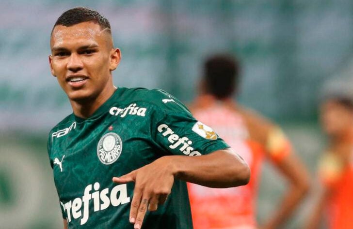 O atleta de 19 anos vale 25,6 milhões de euros (R$ 166,4 milhões) e possui contrato com o Palmeiras até setembro de 2025.