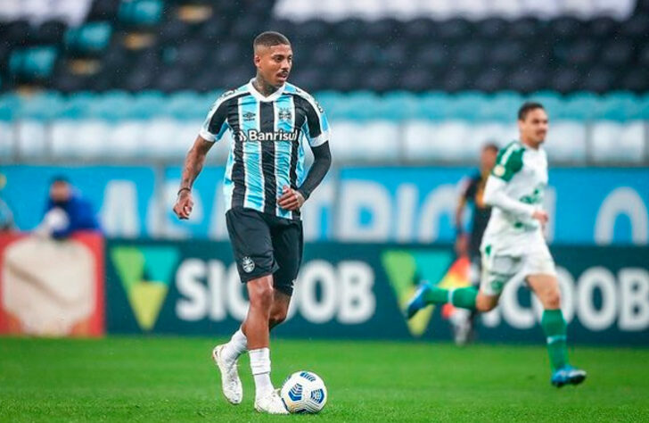 O atleta de 23 anos vale 10,4 milhões de euros (R$ 67,6 milhões) e possui contrato com o Grêmio até dezembro de 2023.