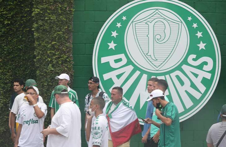 GALERIA: Torcida do Palmeiras apoia o elenco antes da final da Libertadores