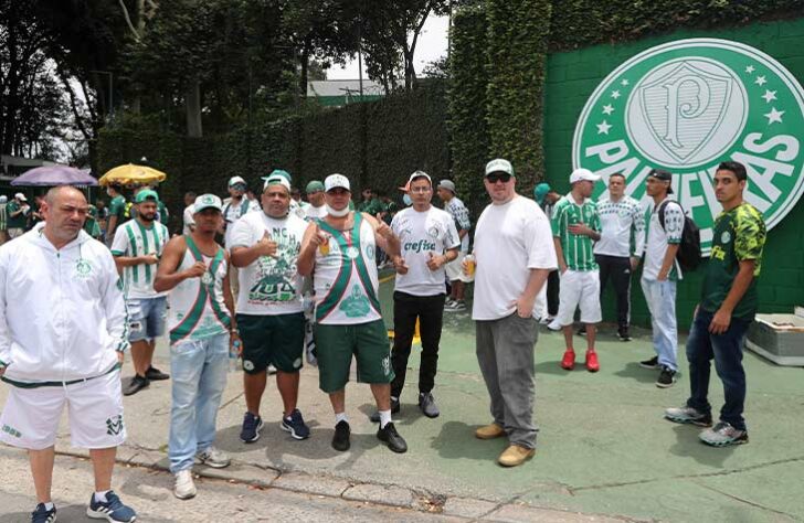 GALERIA: Torcida do Palmeiras apoia o elenco antes da final da Libertadores