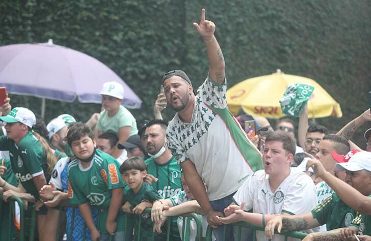 GALERIA: Torcida do Palmeiras apoia o elenco antes da final da Libertadores