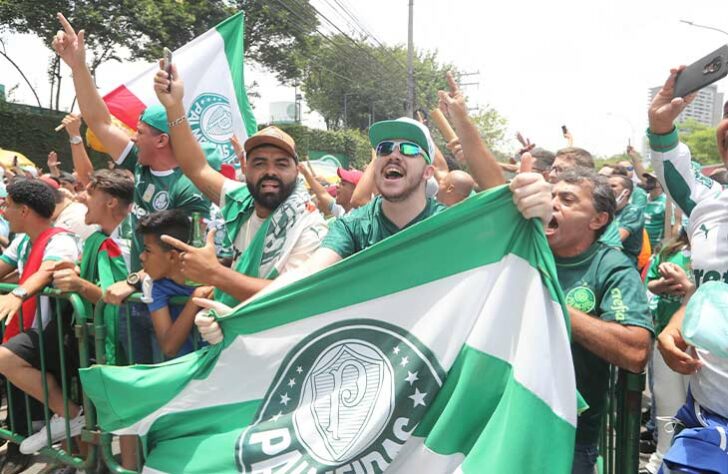 GALERIA: Torcida do Palmeiras apoia o elenco antes da final da Libertadores