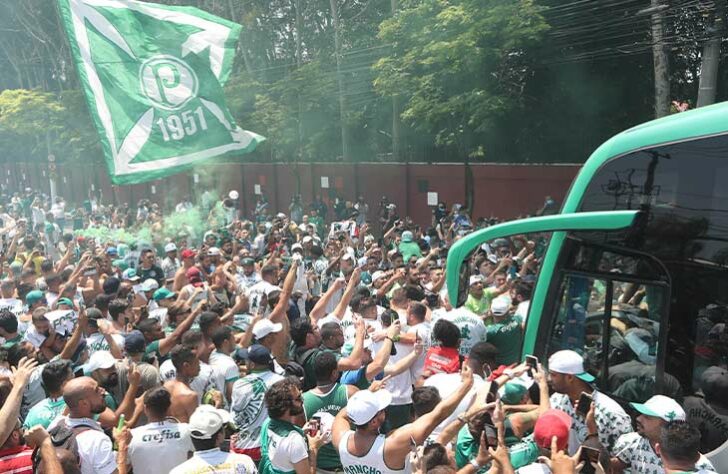 GALERIA: Torcida do Palmeiras apoia o elenco antes da final da Libertadores