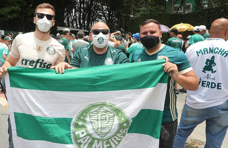 GALERIA: Torcida do Palmeiras apoia o elenco antes de embarque para Montevidéu