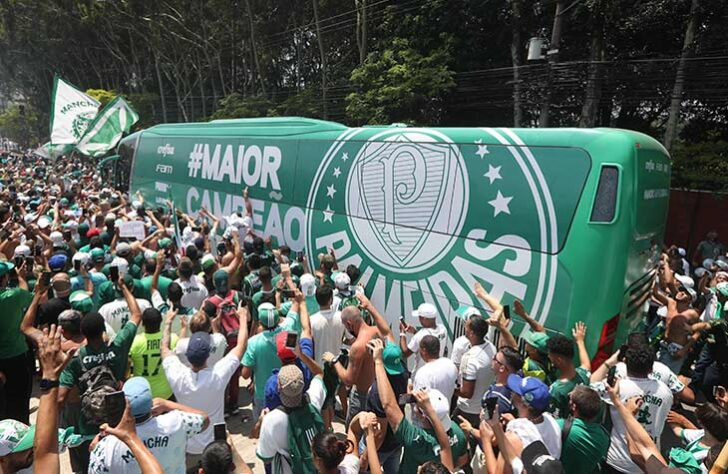 Torcedores do Palmeiras estiveram na porta da Academia de Futebol, CT do clube, na tarde desta quarta-feira, para apoiar o elenco momentos antes do embarque rumo à Montevidéu (URU), onde o Alviverde jogará a final da Libertadores contra o Flamengo, neste sábado. O CT foi o ponto de encontro por conta de as autoridades não terem permitido que a despedida fosse feita no Aeroporto de Guarulhos. Veja imagens da festa da torcida do Palmeiras!