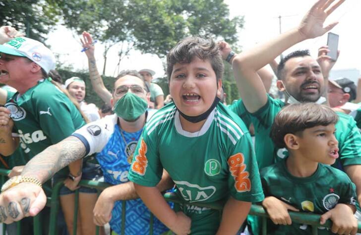 GALERIA: Torcida do Palmeiras apoia o elenco antes da final da Libertadores