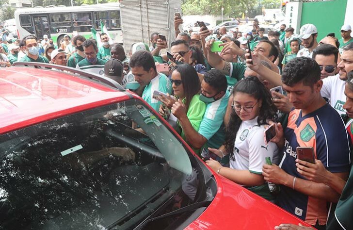 GALERIA: Torcida do Palmeiras apoia o elenco antes da final da Libertadores