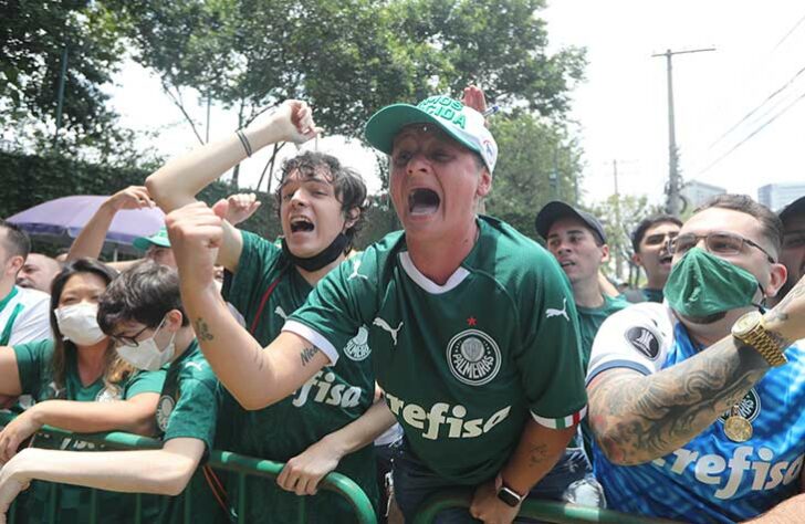 GALERIA: Torcida do Palmeiras apoia o elenco antes de embarque para Montevidéu