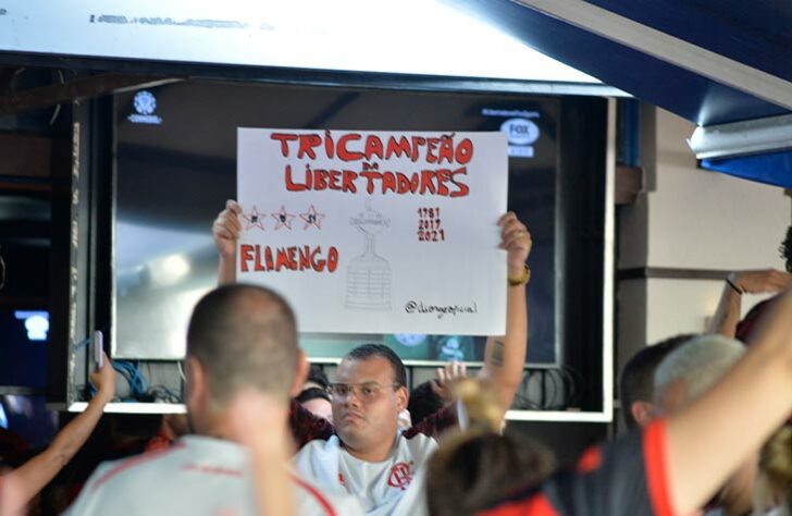 Torcida do Flamengo no aguardo do jogo, no Rio de Janeiro.