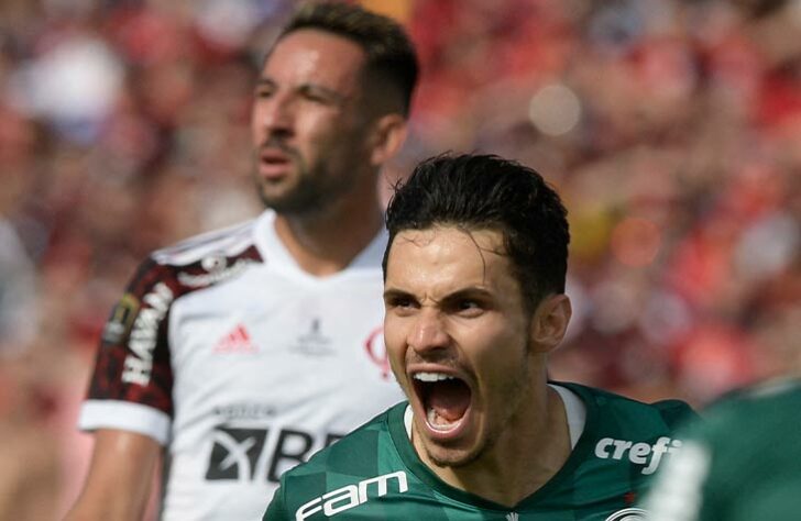 Raphael Veiga abre o placar para o Palmeiras e comemora.