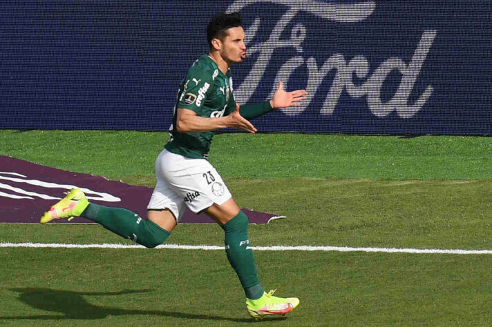 Raphael Veiga abre o placar para o Palmeiras e comemora.