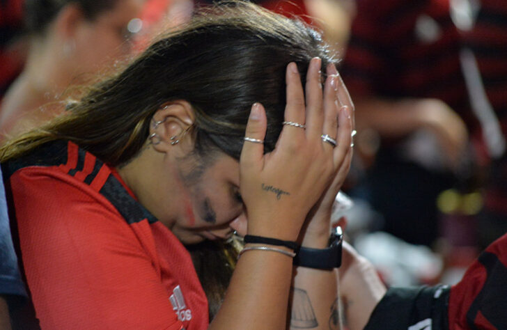 Torcedores do Flamengo lamentam.