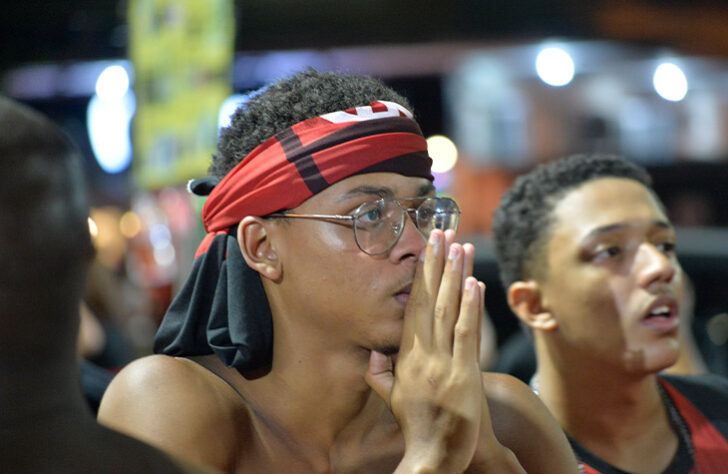 Torcedores do Flamengo lamentam.