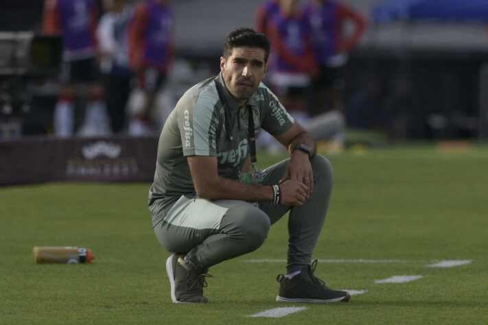 Reservas em clássico e pressão da torcida - Cerca de dez dias antes da decisão da Libertadores de 2021, Abel escalou um time completamente reserva para enfrentar o São Paulo pelo Brasileirão. O Tricolor corria risco de queda no Brasileirão, e boa parte da torcida do Palmeiras se revoltou contra a decisão do treinador. No fim do segundo tempo, antes do apito final, Abel deixou o campo enquanto o jogo acontecia e afirmou na coletiva: 'Eu sou pago para tomar decisões, sei há quanto tempo estou aqui, o que nos trouxe até aqui e o elenco que tenho. Podem ter certeza absoluta, temos um plano e vamos segui-lo até o fim, aconteça o que acontecer'. 