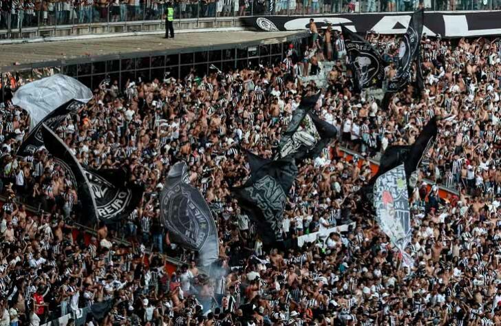 Motivo 3 - Problemas em conseguir uma vantagem no jogo da ida: Tanto na Copa do Brasil quanto na Libertadores, o primeiro jogo da disputa foi realizado com o Galo como mandante. O time mineiro abriu o placar em dois a zero nas duas ocasiões, entretanto, deixou que o adversário descontasse nas duas vezes. O Flamengo diminuiu o placar contra o Alvinegro, deixando o placar em 2 a 1; e o Palmeiras conseguiu igualar o marcador, em 2 a 2.