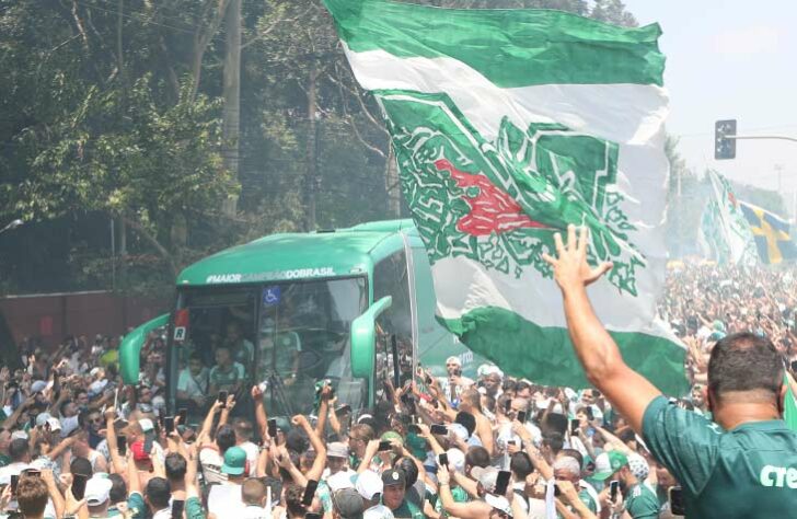 Despedida da torcida no CT - Antes de embarcar para Montevideo, a torcida palmeirense foi até a porta da Academia de Futebol e protagonizou uma bonita festa de despedida para o elenco alviverde.