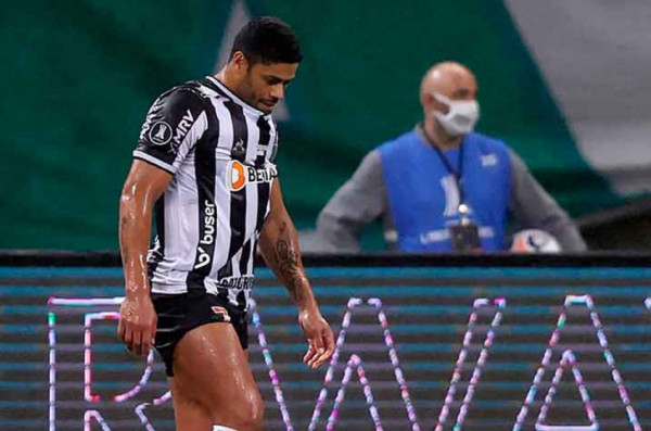 Eliminação dolorida para o Palmeiras - Na semifinal da Libertadores, o Galo teve o Palmeiras como adversário. Na ida, os mineiros dominaram, mas Hulk perdeu pênalti e o jogo terminou sem gols. Com o Mineirão lotado, o Galo novamente pressionou e abriu o placar com Vargas, mas minutos depois, Dudu empatou, e com o gol fora de casa, o Verdão eliminou o Atlético-MG.