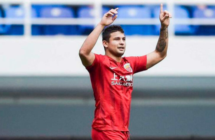 NO RADAR - Elkeson ainda é o grande sonho da diretoria do Botafogo, que o trata como um "objetivo distante". O atacante tem sido monitorado desde o ano passado, após deixar o Guangzhou Evergrande-CHI. Uma primeira investida chegou a ser feita, mas os números oferecidos não agradaram. Representantes do Botafogo continuam conversando com empresários de Elkeson e pretendem fazer nova proposta e aumentar a oferta.