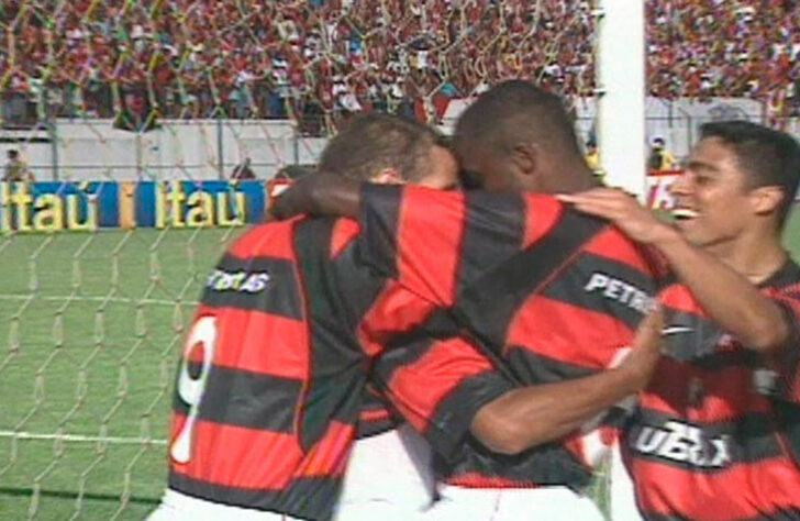 CAMPEONATO BRASILEIRO DE 2001: numa das piores campanhas do Flamengo na história da competição, o time escapou do rebaixamento apenas na ultima rodada – e justamente contra o Palmeiras. Em Juiz de Fora, Minas Gerais, o Fla venceu o Alviverde por 2 a 0, com gols de Juan e Roma, e, assim, se manteve na elite do futebol brasileiro.