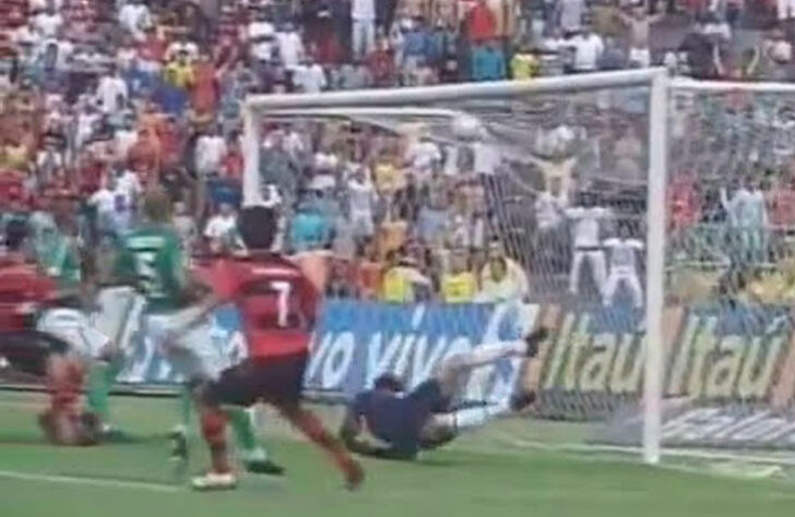 CAMPEONATO BRASILEIRO DE 2004: três anos depois, o Flamengo encontrou o Palmeiras com a necessidade de vencer novamente. Assim, com gols de Ibson e Athirson, o Rubro-Negro derrotou o Alviverde por 2 a 1 e deu um passo importante para se livrar do rebaixamento naquele ano. 