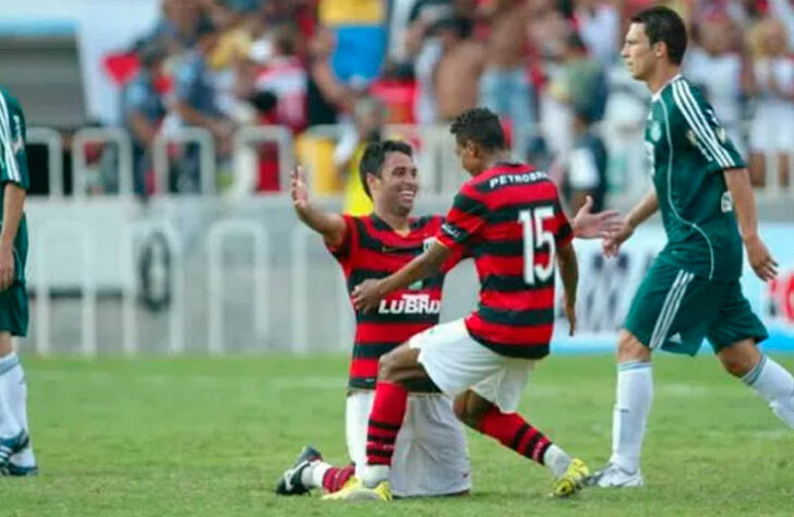 CAMPEONATO BRASILEIRO DE 2008: outra goleada que ficou marcada na história do confronto aconteceu 28 anos depois. Na oportunidade, Ibson (3), Marcelinho Paraíba e Kléberson fizeram a festa de quase 60 mil torcedores no Maracanã. 