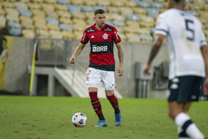 JÁ FECHOU! - Hugo Moura (volante - 24 anos) - Pertence ao Flamengo e foi emprestado ao Athletico Paranaense. 