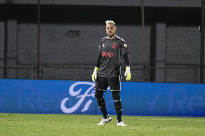 Diego Alves (Goleiro) - Time: Flamengo - Jogos: 3 - 37 anos - Contrato até 31/12/2022 - Situação: Reserva de Santos - Valor de mercado: 800 mil euros (R$ 4,3 milhões)