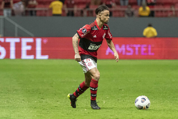 NEGOCIANDO - Michael parece estar mesmo de saída do Flamengo. A negociação entre o Rubro-Negro e Al Hilal, da Arábia Saudita, avançou, sendo que o Fla já sinalizou que aceitará a oferta por 8,4 milhões de dólares (cerca de R$ 45,6 milhões). O atacante, apesar de estar interessado no acordo, ciente das altas cifras salariais, não tem "forçado a barra" para que o clube carioca agilize as tratativas - uma pendência quanto a percentual de direitos ainda está sendo alinhavada com o Goiás.