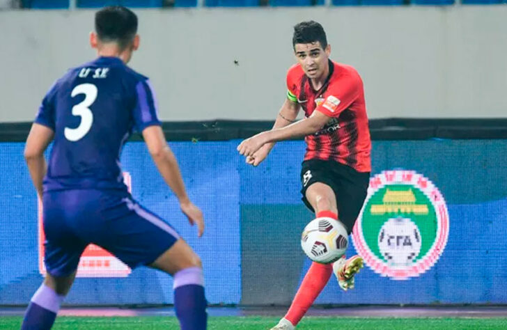 ESFRIOU - Formado nas categorias de base do São Paulo, o meia Oscar, que defende o Shanghai SIPG, da China, revelou ter recebido um convite do novo técnico do Corinthians, Vítor Pereira, para jogar no Timão. Ele (Vítor Pereira) falou 'obrigado, amigo. Vem pra cá, vem pro Corinthians agora' e eu falei 'não, quem sabe mais pra frente