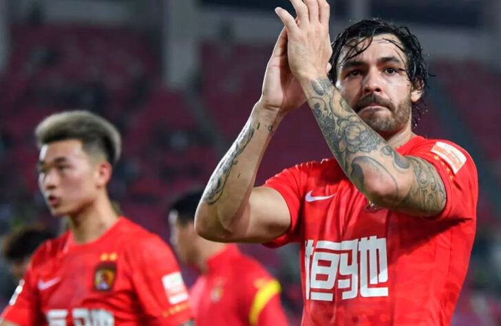 NEGOCIANDO - O Fluminense abriu negociações com o meia-atacante Ricardo Goulart. O jogador de 30 anos, que foi bicampeão brasileiro pelo Cruzeiro, rescindiu contrato com o Guangzhou Evergrande (CHN). O Tricolor das Laranjeiras já está em contato com o empresário de Ricardo Goulart, Paulo Pitombeira, para saber as condições da negociação.