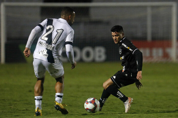 PONTE PRETA - SOBE - O goleiro Ivan salvou a equipe com uma grande defesa na primeira etapa, em chute forte de dentro da área de Kanu. DESCE - O ataque da Ponte Preta desperdiçou as chances de gol que teve em campo. O goleiro Diego Loureiro não precisou fazer muito esforço na partida.