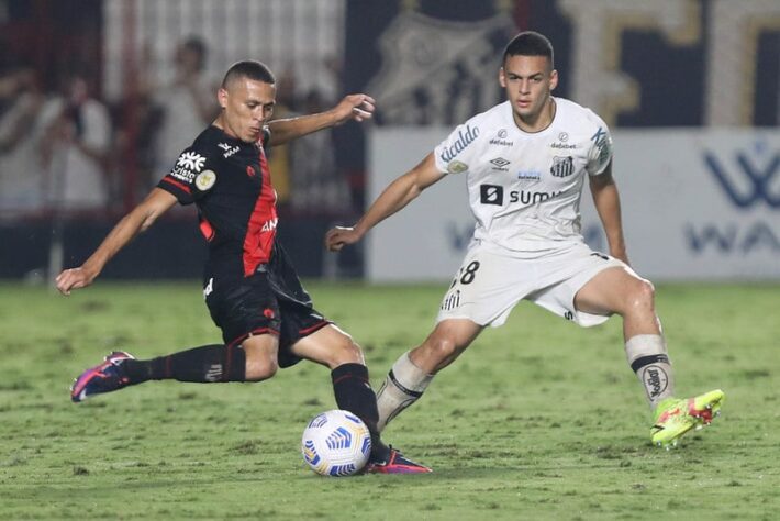 Atlético-GO  Sobe: Marlon Freitas – Meio-campista aliou muita força física com qualidade técnica e conseguiu se sobressair, mesmo em um gramado muito castigado pela chuva. Foi o melhor dos donos da casa // Desce: Zé Roberto – Atacante que passou pelas categorias inferiores do Santos costuma brilhar quando enfrenta o ex-clube, mas, neste sábado, esteve bem marcado, e pouco fez.