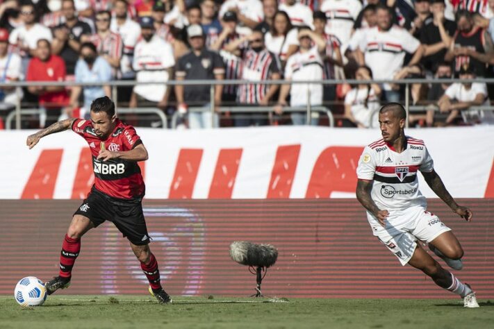 Em jogo válido pela 32ª rodada do Brasileirão, o São Paulo perdeu para o Flamengo por 4 a 0, no Morumbi. No passeio do Rubro-Negro, Michael marcou três gols e Gabigol, um. Nesta galeria, veja as notas e atuações individuais dos jogadores do São Paulo. (Por Rafael Oliva).