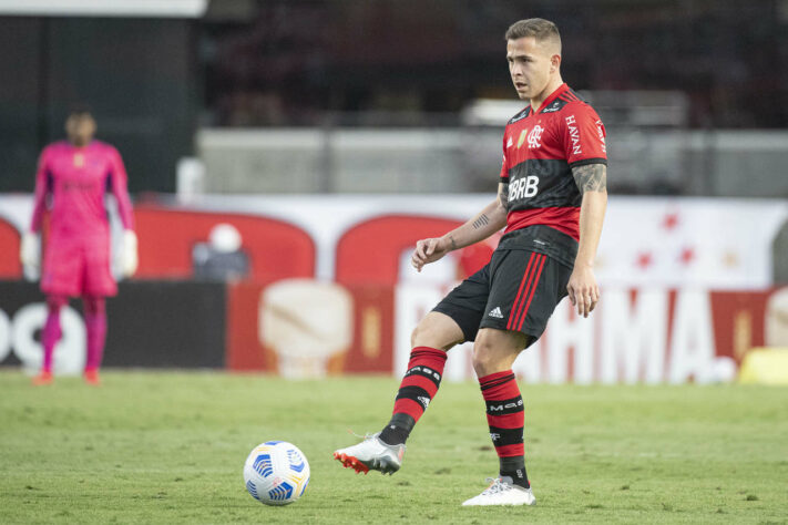 FECHADO! - O volante Piris da Motta está de saída do Flamengo. Aos 27 anos, o jogador irá ao Ninho do Urubu nesta segunda-feira, data da reapresentação do elenco principal, se despedir de companheiros e profissionais do clube que defende desde 2018. As partes ajustam detalhes para oficializar a transferência em definitivo para o Cerro Porteño (PAR), que já tem um acordo com o Flamengo.