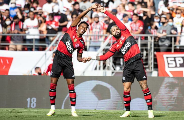 Os dois elencos mais fortes do país, falando de nomes, são os de Atlético-MG e Flamengo. Naturalmente, os dois rivalizam os principais títulos nacionais e sul-americanos. (O Palmeiras também entra na disputa, mas tem um elenco inferior)