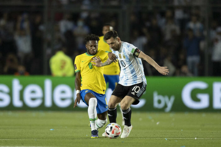 ARGENTINA - SOBE: Rodrigo De Paul - Mostrou muita qualidade para organizar o jogo e foi importante na recomposição do meio-campo argentino. Teve um chute perigoso defendido por Alisson.// DESCE: Messsi - Ficou preso na marcação dos volantes brasileiros e não teve o impacto que costuma ter para a Argentina.//