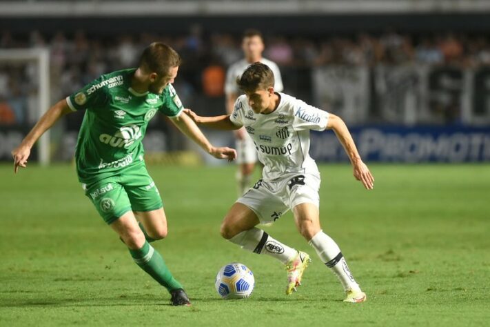 Chapecoense: Sobe – Henrique Almeida – Apesar de não ter feito gol, o atacante incomodou bastante a defesa santista, além de segurar a bola e armar bons contra-ataques. // Desce – Geuvânio – O Menino da Vila é reserva da Chapecoense, que já está rebaixada no campeonato. E quando entrou no jogo, na segunda etapa, pouco mostrou.