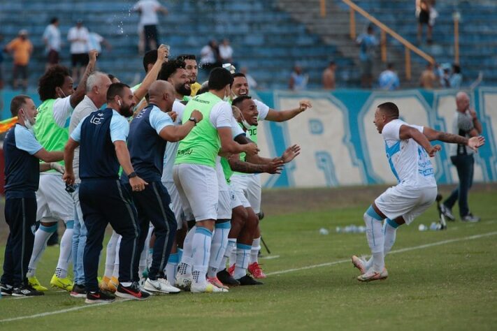 Londrina - Sobe - Zeca foi o grande destaque da partida, autor de dois dos três gols do Londrina. Em um deles, tocou por cobertura, marcando um golaço. Desce - Ao fazer 3 a 0, dminuiu o ímpeto, desperdiçando a chance de uma goleada histórica sobre uma grande equipe do cenário nacional. 