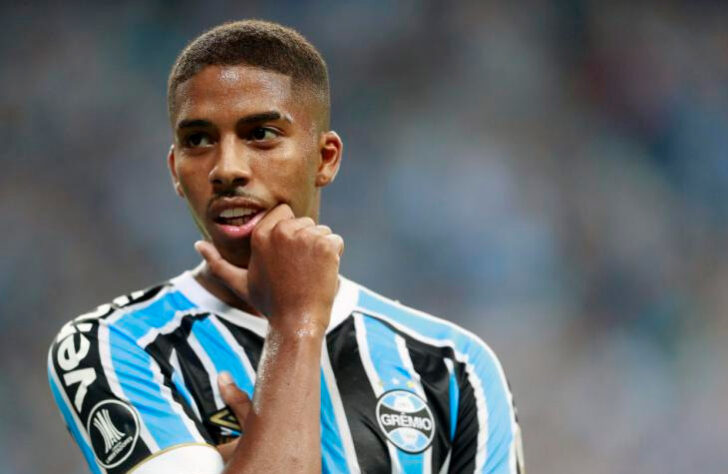 FIM DE CARREIRA - O meia Jean Pyerre, que surgiu com muita expectativa no futebol brasileiro, vai pausar a sua carreira como atleta profissional. O jogador encaminhou a rescisão de contrato com o Grêmio após um período de indefinição sobre sua situação no clube.