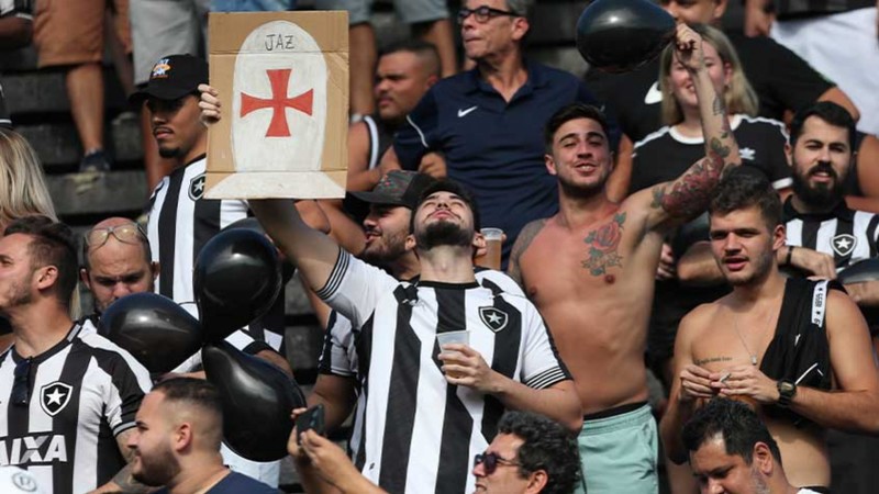 A torcida do Botafogo esgotou os ingressos no setor visitante (foram colocado à venda mil bilhetes). Com isso, os torcedores provocaram o rival com caixões representando as passagens do clube pela Série B. Além disso, em vários momentos gritaram "olé" e apoiaram a equipe na goleada que a colocou na liderança da Série B faltando quatro rodadas para o fim. 