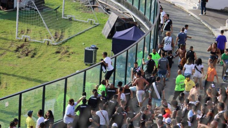 A goleada do Botafogo por 4 a 0 sobre o Vasco, em São Januário, foi marcada por cenas de confusão, vaias, copos arremessados em direção ao gramado. A torcida vascaína se revoltou não só com o resultado e o desempenho  como também com a expulsão do lateral-direito Léo Matos, com apenas 25 minutos do primeiro tempo. Confira nesta galeria imagens da confusão. 