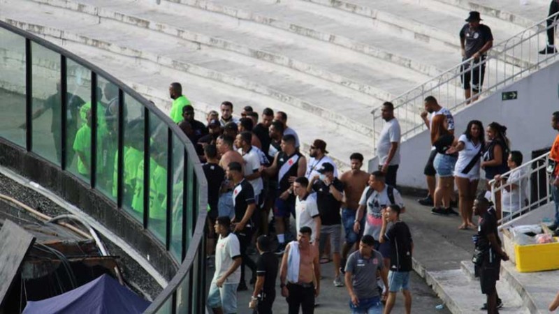 Os ânimos exaltados do primeiro tempo deram lugar a o momento de anestesia. Na etapa final, a torcida do Vasco apenas assistiu ao time que ainda tomou o quarto gol e praticamente sacramentou sua permanência pelo segundo ano seguido na Série B;