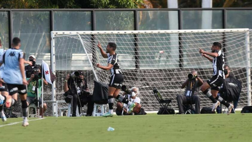 O clássico da amizade, entre Vasco e Botafogo, disputado em São Januário no último domingo (8) terminou com goleada: 4 a 0 para o Fogão, que assumiu a ponta da tabela da Série B, pois o Coritiba perdeu para o Náutico por 2 a 1, fora de casa. Já o Vasco, com a derrota, praticamente teve suas chances de acesso à Série A anuladas. O LANCE! traz uma galeria atualizada com as chances de cada clube - conforme a tabela no momento - de título, vaga para a Série A e rebaixamento. Os dados são do Departamento de Matemática da Universidade Federal de Minas Gerais (UFMG). Veja as contas!