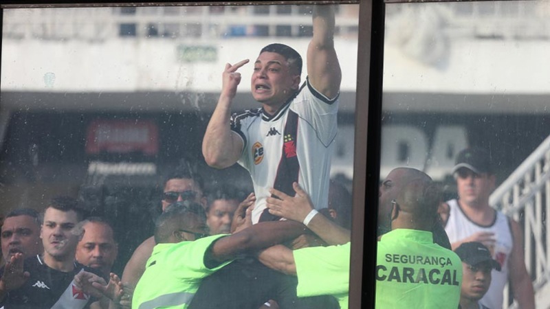 O primeiro tempo já terminou 3 a 0 para o Botafogo, e os jogadores do Vasco foram para o vestiário sob gritos de 'time sem vergonha' e muitas vaias. Os atletas do Botafogo esperaram um pouco para descer para o vestiário com mais segurança. 