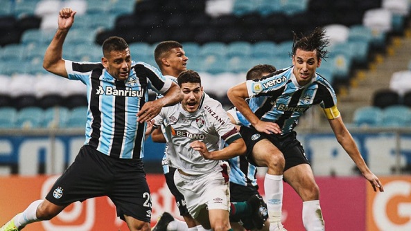 O Grêmio venceu o Fluminense por 1 a 0 na Arena do Grêmio, pelo Brasileirão. O atacante Diego Souza definiu o placar de cabeça e garantiu um grande resultado para o Tricolor Gaúcho, que luta contra o rebaixamento. O LANCE! traz as notas do Tricolor carioca e os destaques da partida. Por Tiago Tassi (tiagomontes@lancenet.com.br).