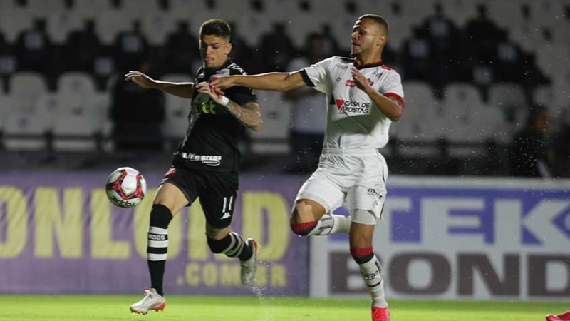 Em São Januário, o Vasco voltou a perder na Série B, dessa vez para o Vitória por 3 a 0. Com o revés, o time segue com 47 pontos e há cinco jogos sem vencer na competição. A equipe baiana, por sua vez, conseguiu um resultado importante na luta contra o rebaixamento faltando três rodadas para o fim. Confira as notas dos jogadores vascaínos (Por Felipe Melo - felipeeduardo@lancenet.com.br).